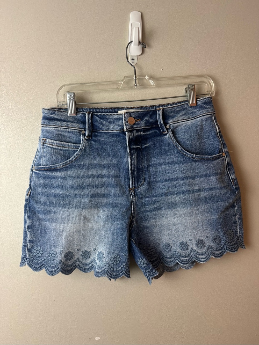 Women’s Risen Scalloped Hem Shorts NWT Medium